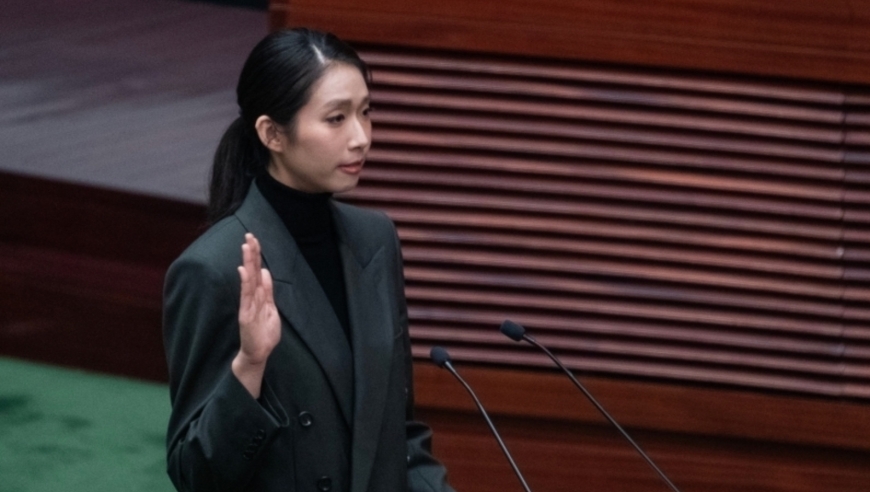 庄严宣誓！霍启刚高票连任 31岁奥运冠军放弃加拿大国籍 首次当选