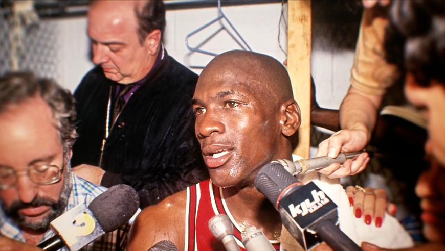 从三连冠到退役，只因父亲被害？乔丹那年经历了什么！这是乔丹人生最黑暗一年