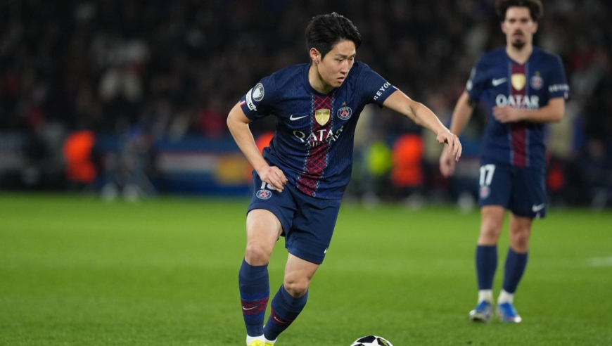 巴黎主场首败！韩国国脚滑倒送大礼丢球，对手都看笑了