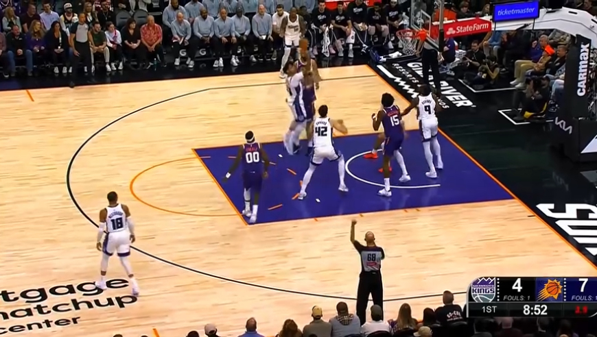 不搞事就难受！太阳狄龙不满犯规吐槽激怒裁判 开场三分钟就吃技犯