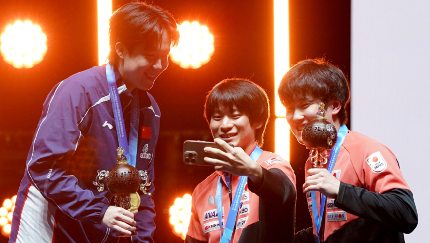 张本智和笑了！输球仍开心与王楚钦合影，张本美和败北哭成泪人