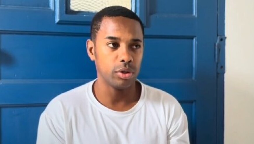 罗比尼奥：服刑九年没享受过特殊待遇，周日没工作就会踢球