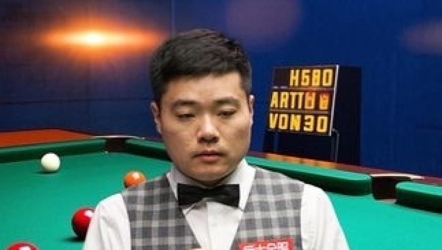 巅峰丁俊晖的实力有多强？两颗球连做数杆斯诺克，马努斯被逼绝境｜体坛记忆