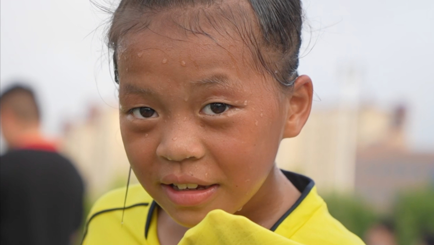 13岁大凉山女孩入选国足集训队，小不点成了大球星！