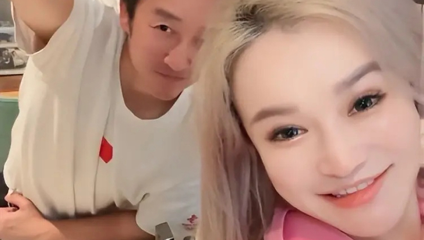 邹市明一家国外度假，冉莹颖穿粉衣配短裙很减龄，轩轩身高近180超帅