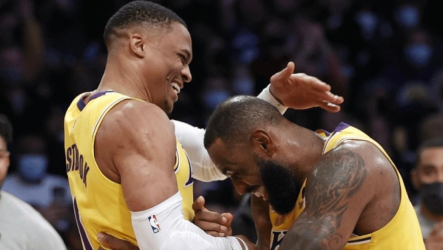 从4700万顶薪到330万底薪！打成NBA退步最快球星，你确实该退役了