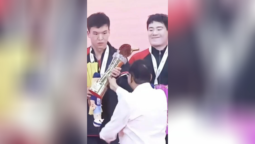 亚锦赛0出场站C位捧杯，向鹏被谁做局了？王楚钦偷笑藏良苦用心