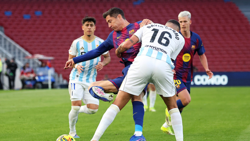 求你了，别再叫他巴萨神锋了！ 脚步沉重失误不断，他已配不上首发？