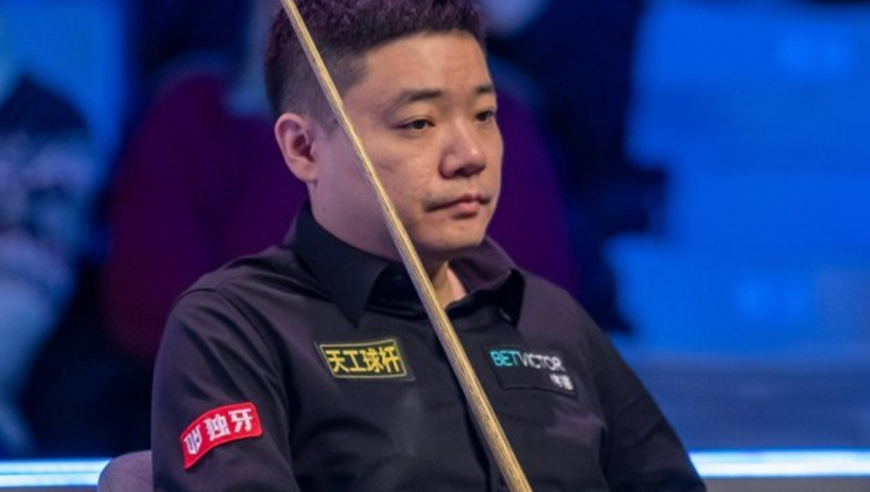 杆扫球台！丁俊晖晋级16强却罕见发火，5次“走位”揭原委