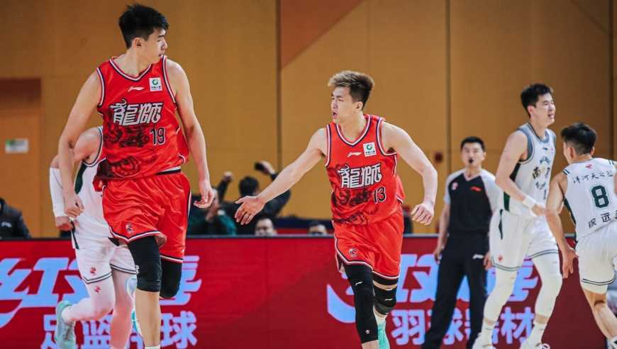 什么情况？郭艾伦与女篮球网红互动频繁 郭少被调侃为小跟屁虫