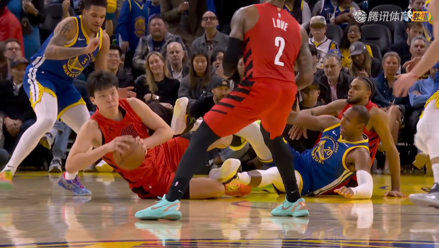 硬汉！杨瀚森倒地抢球被膝盖顶到后脑 痛苦倒地离场检查后重新上场