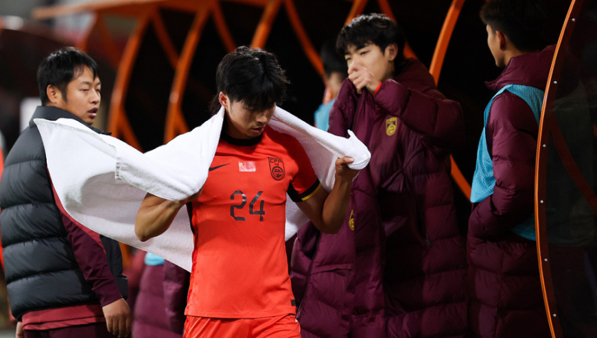 登场仅10分钟！22岁涂美甲国脚报复性动作染红，熊猫杯已3次惹争议