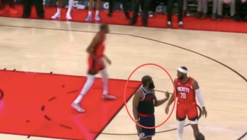 快船最后离谱失误，哈登背身不接球被骂惨，谁注意他手上的动作