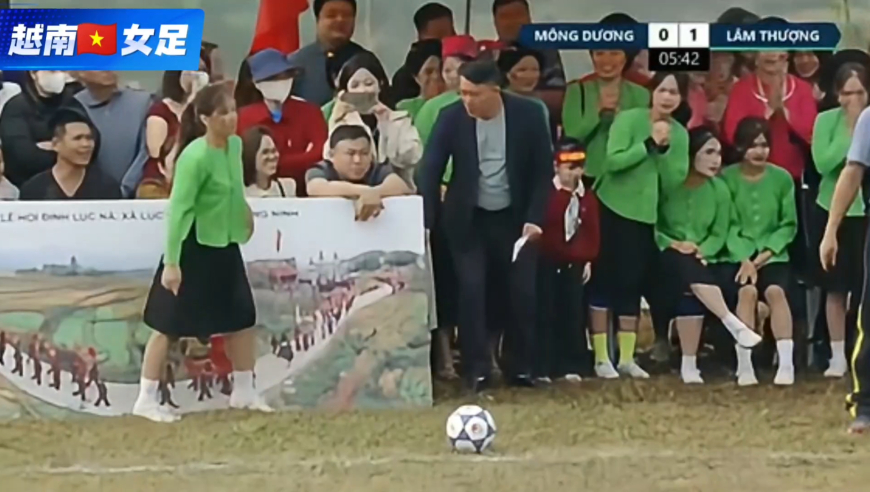 穿着裙子踢球的越南女足！队服挺另类的，但确实好看！