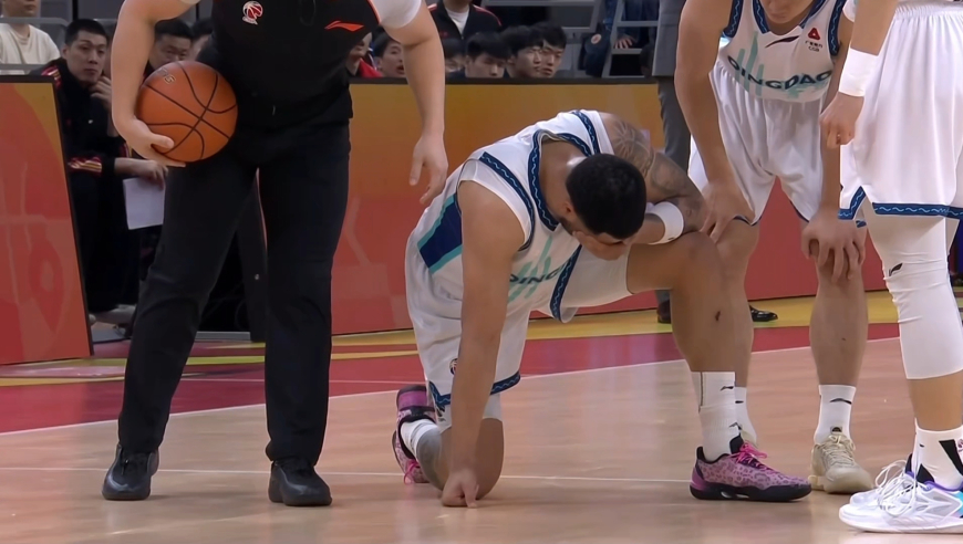 广东青岛全场大动作时刻：杜锋暴跳如雷吃T 王少杰手腕遭遇重创