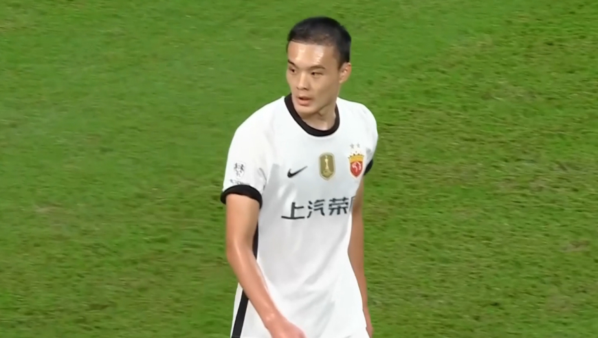 差点运气！成都解围失误刘若钒贴地斩射向远角 可惜皮球稍稍偏出