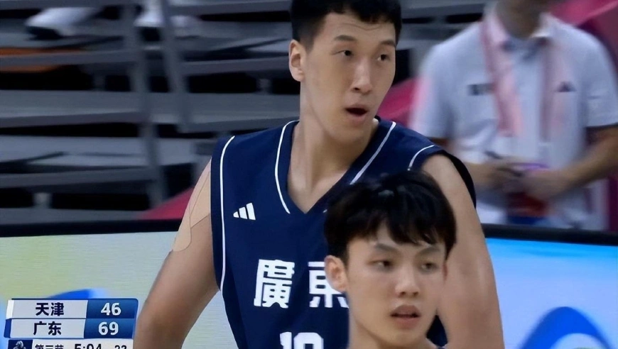 有趣！小组赛装死，淘汰赛爆发，砍全队最高19分，粤蜜：他不装了