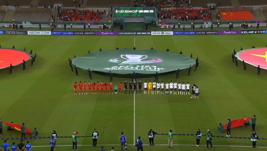 激动人心！中国U23半决赛赛前奏唱国歌，看台展示超大五星红旗
