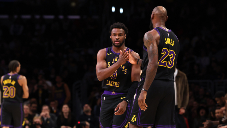 拉拉维亚路走宽了！詹姆斯父子再次同场扣篮，老詹对布朗尼一顿夸