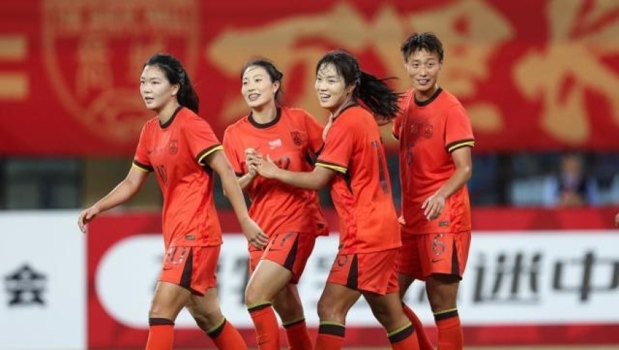 U20女足踢疯了！半场连轰6球，卢家玉独造3球，主帅开心大笑