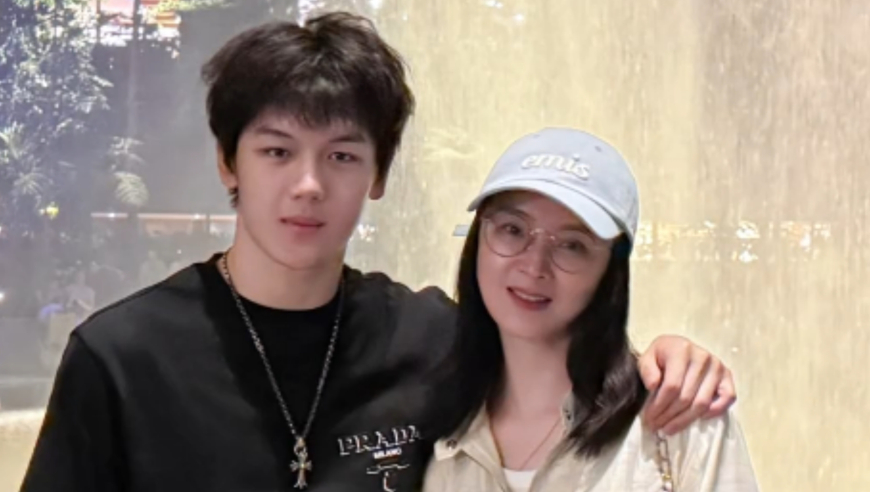 王艳晒儿子近照，19岁球球高大帅气还有腹肌，五官清秀撞脸王安宇