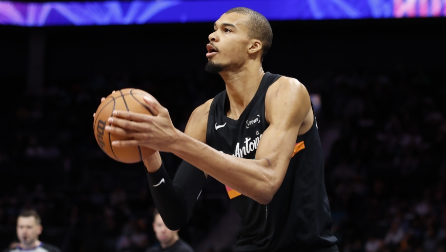 26分钟狂轰40+12，NBA历史首人！詹杜库老去后联盟终于等到新门面