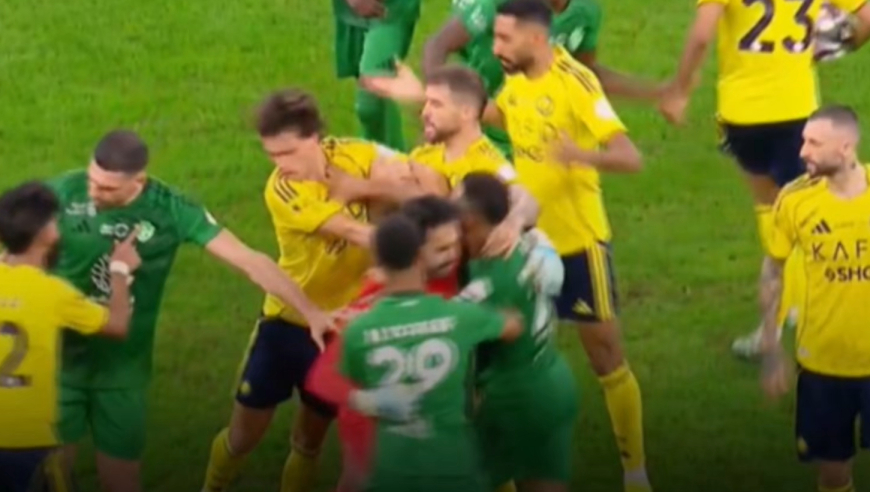 很不开心！实拍菲利克斯被扇耳光暴怒，赛后和C罗极度郁闷离场