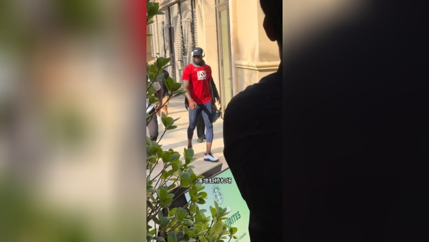 詹姆斯中国行启幕！专机落地虹桥机场，球迷高呼LBJ追逐车队太疯狂