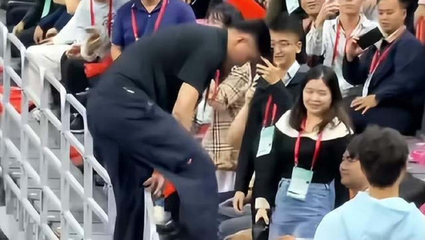 有趣！赛后杜锋翻越围栏，和一位领导亲切寒暄，球迷：会做人