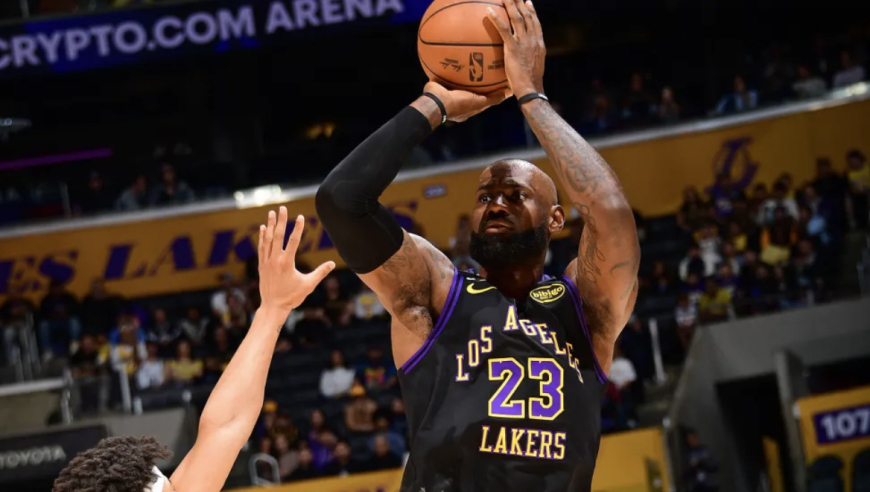 老詹21+7+7又预定一项历史第一 湖人3连胜1100万淘到宝丨篮不住嘴