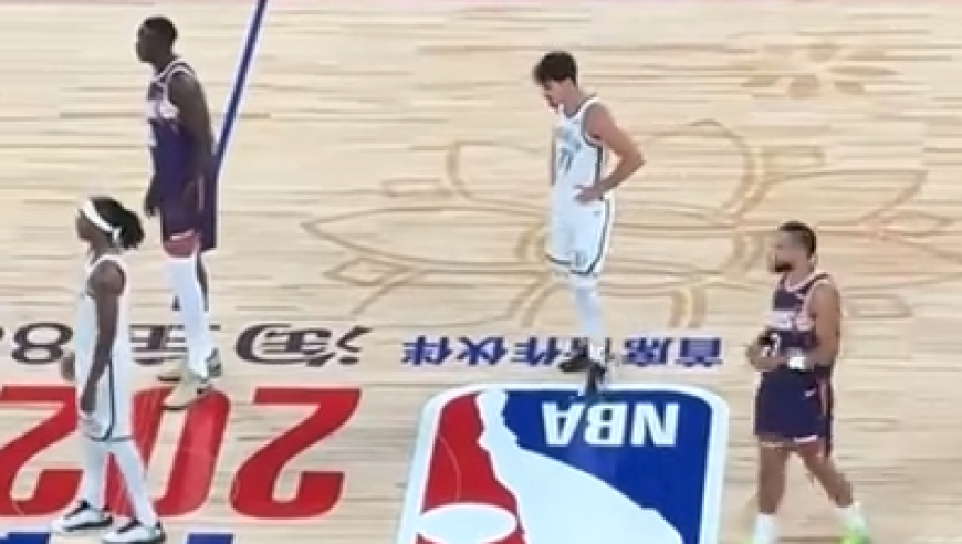 上半场还剩3:06，曾凡博迎来第一次NBA季前赛亮相！登场之后换防布克领到犯规
