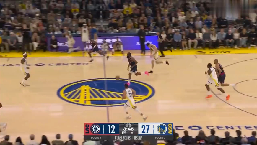 哈登这球太惊艳了！库里一脸难以置信，快船全队彻底沸腾