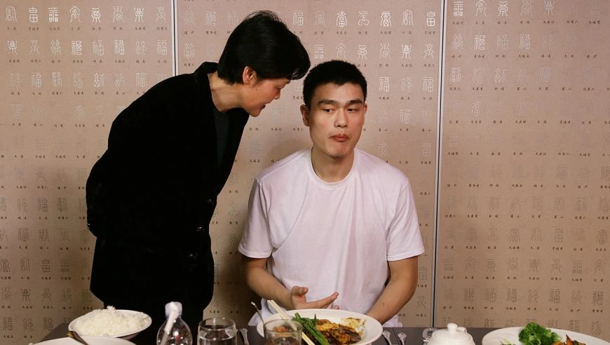 提前为姚明在休城买房！照顾姚明饮食起居！姚明成功背后的女人