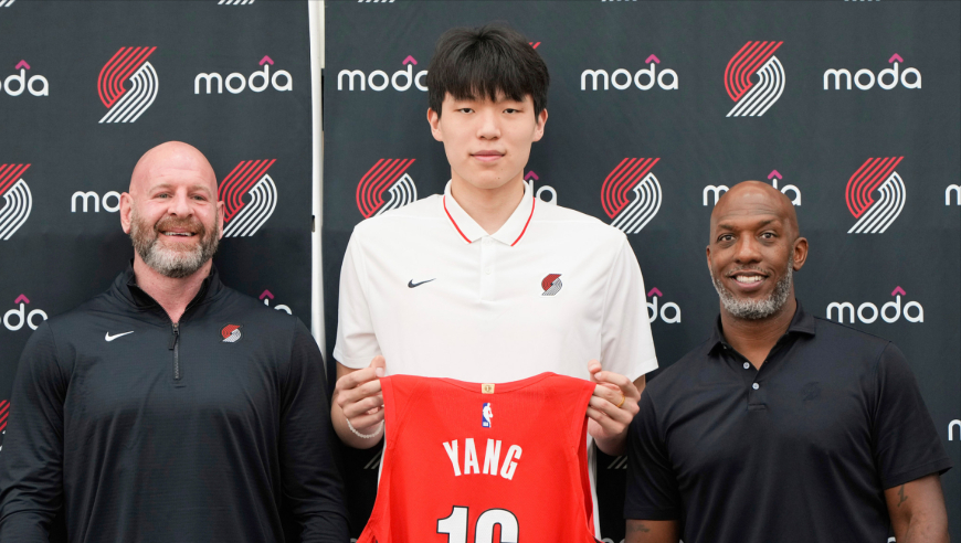 期待夏季联赛！杨瀚森去年夏联高光回顾：低位丝滑转身劈扣惊艳全场