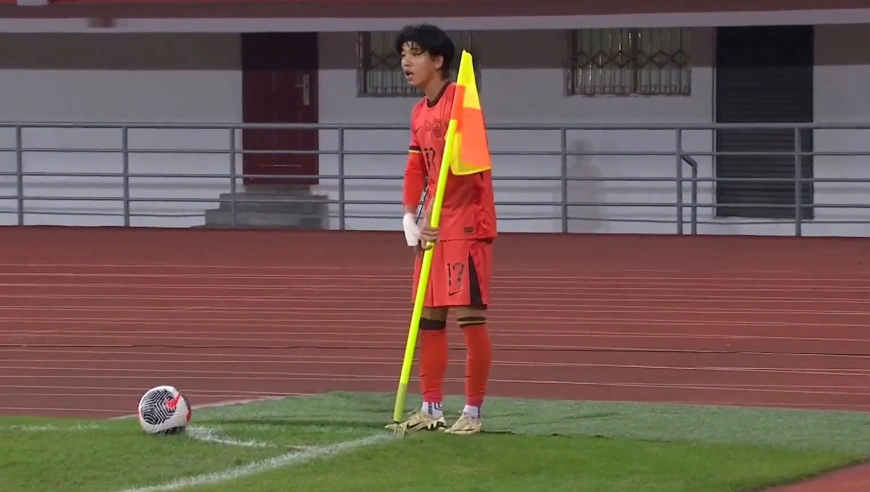 熊猫杯国足U22负越南骚操作连篇：禁区推人肆无忌惮，罚角球拔掉旗杆染黄匪夷所思