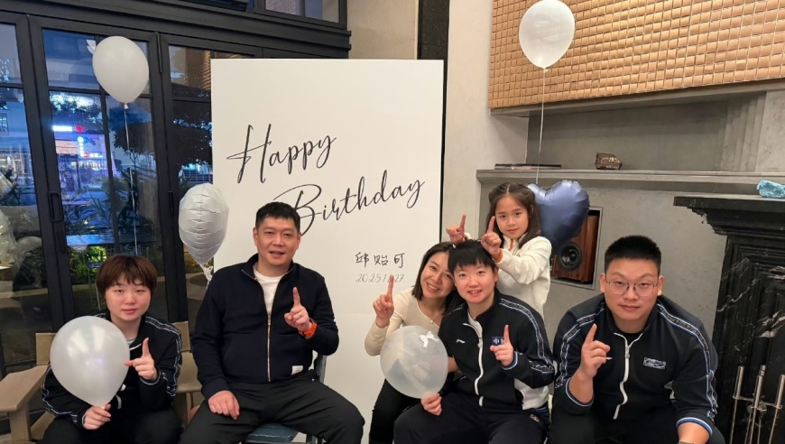 孙颖莎蒯曼给邱贻可庆生，画面温馨，希望以后越来越好