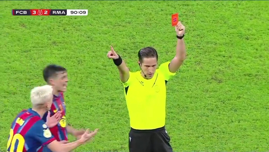 姆巴佩疼得打滚！德容亮鞋钉放铲裁判毫不犹豫直红，亚马尔遭姆总戏耍
