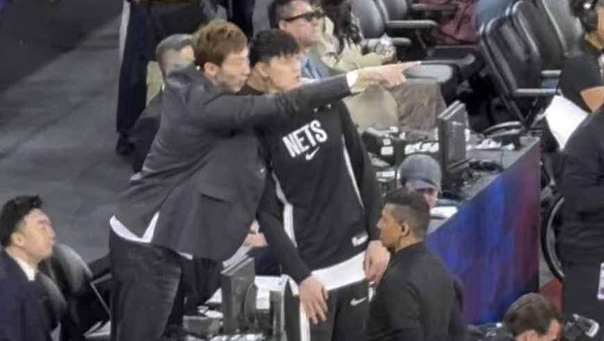 现场直击丨NBA中国赛：曾凡博入场与周琦寒暄和周琦儿子亲切互动