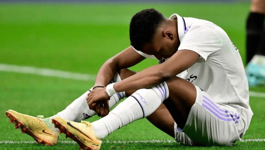 令人发指！8000万天才创耻辱纪录：31场不进球123年最差 眼神迷离