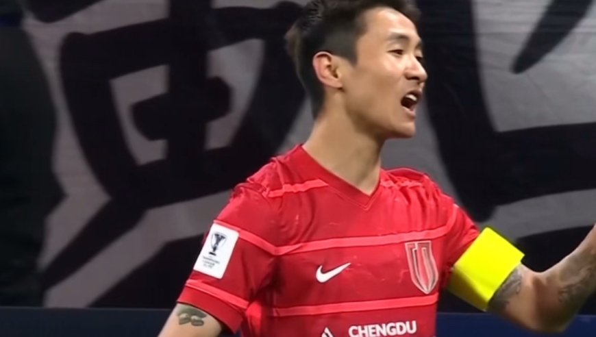 危险动作！韦世豪铲球破坏对方带球，裁判判罚角球