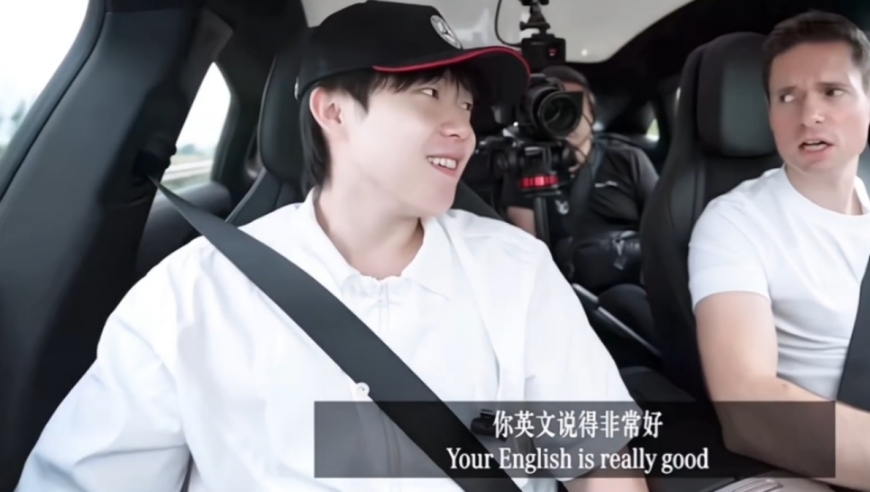 王楚钦英文接受采访，他说英语太好听了，连奔驰CEO都忍不住感叹