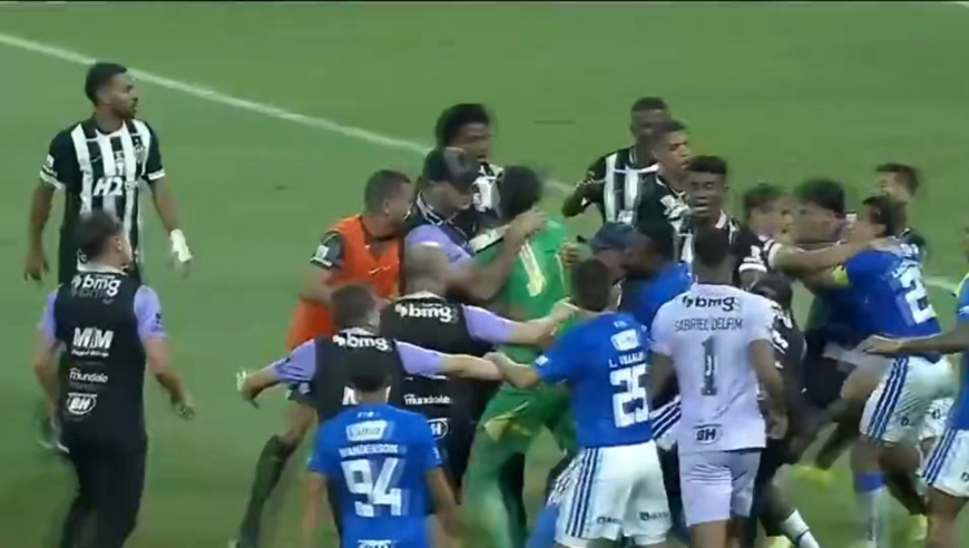 全武行！巴西比赛现大规模斗殴，胡尔克劝架不成加入混战+遭飞踹