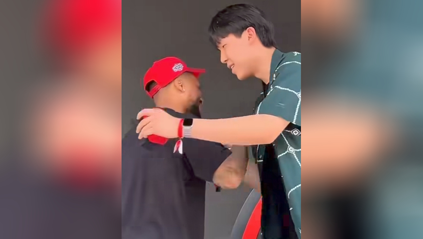 杨瀚森与利拉德拥抱！开拓者办球迷派对欢迎35岁传奇回家