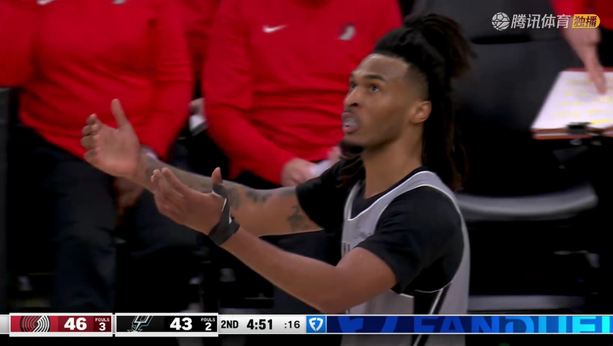 杨瀚森第二节再次迎来登场机会 篮下得球和对手撕扯险些冲突