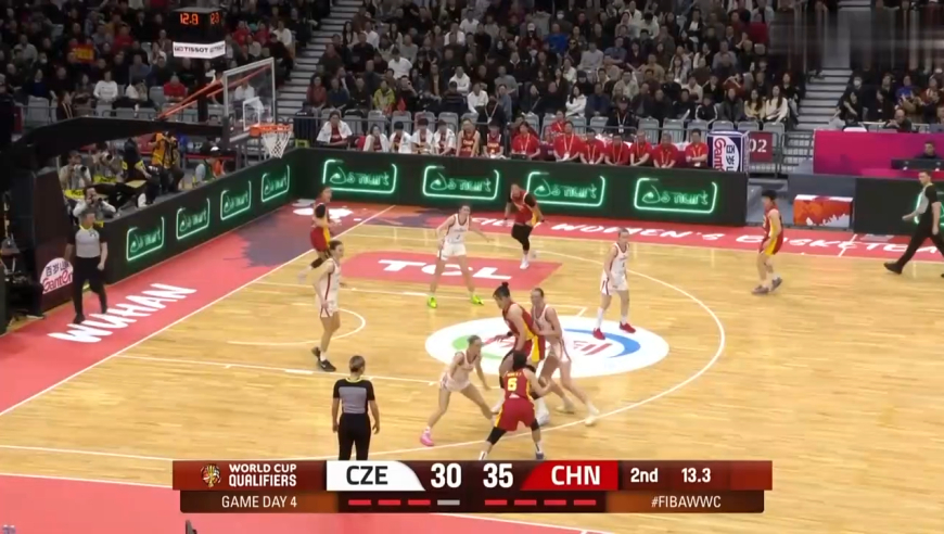 王思雨这球太帅了！简直把捷克女篮当猴耍，中国女篮全队沸腾！