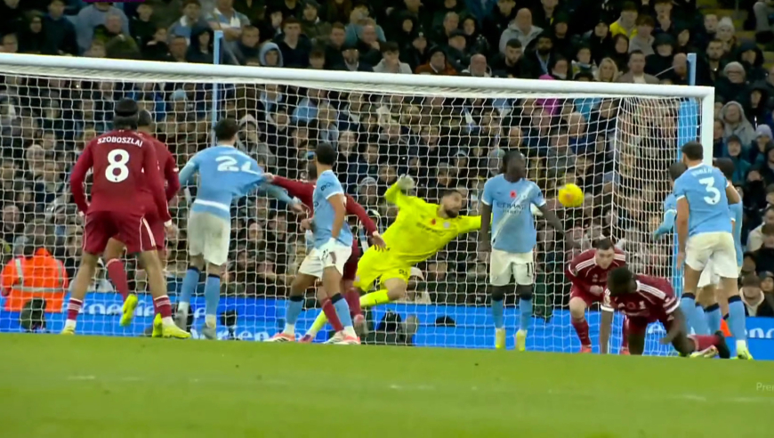 利物浦角球范戴克破门解说激动嗓子喊哑，下一秒罗伯逊越位干扰被吹，这球你怎么看