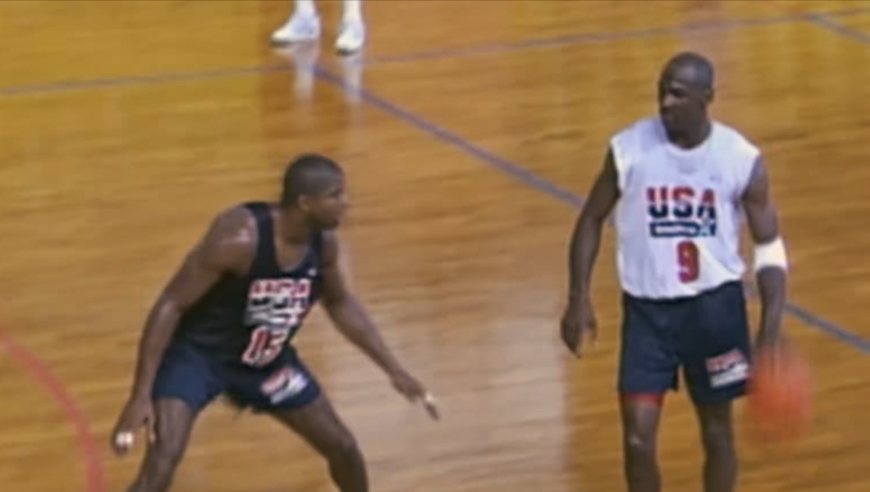 这支球队不用教练也能夺冠，没有总冠军的人只能打替补｜传奇乔丹故事