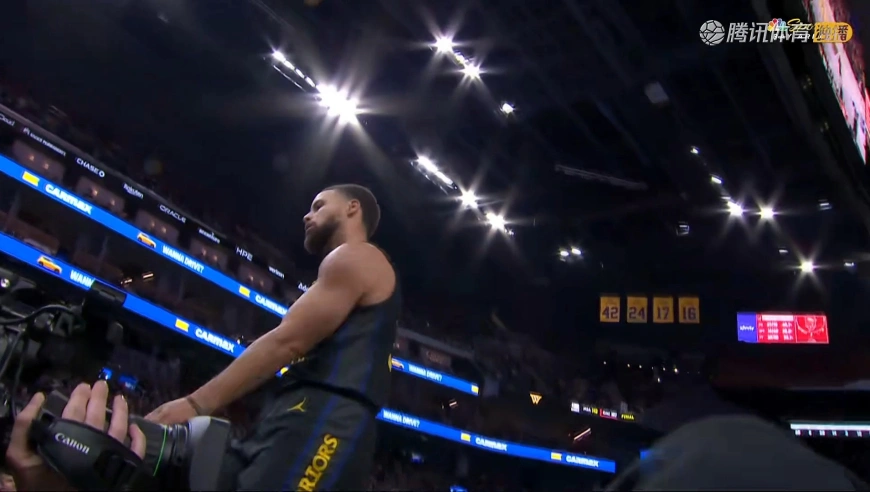 庆祝过头了！库里高难度上篮后缓慢回防 站原地眼神卡位连续丢板