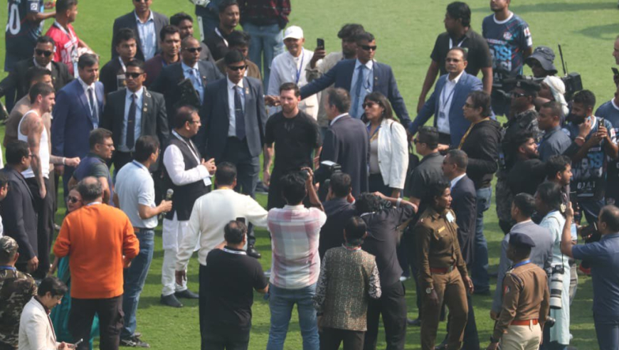 完全失控！回看梅西印度行闹剧，在体育场被团团围住为了安全被迫离场