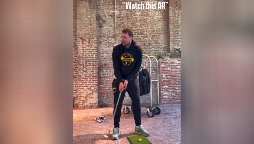 笑喷！东契奇打倒里夫斯人形立牌 湖人双星高尔夫挑战太逗了